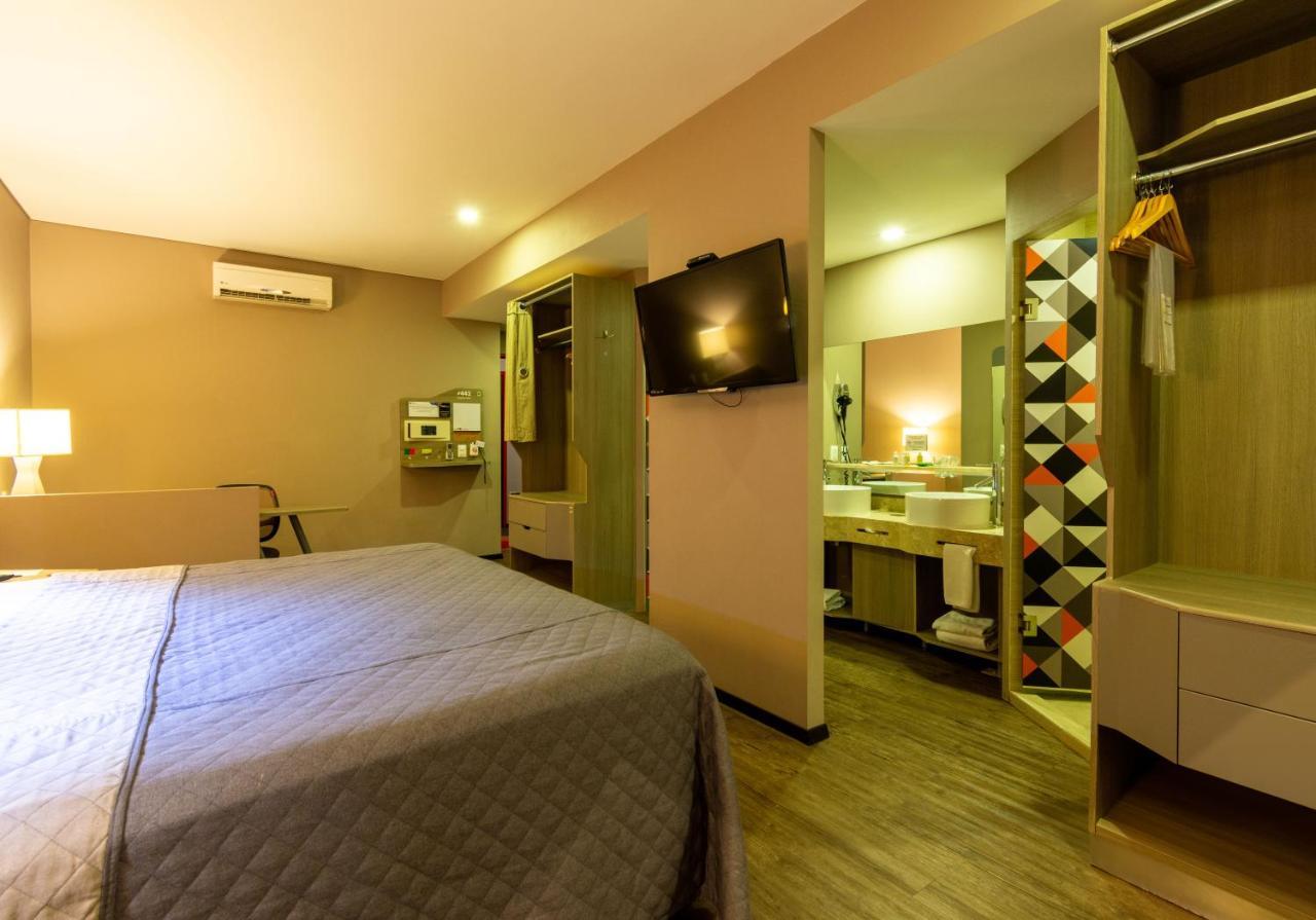 Hotel Glow Point - Mulza ليون المظهر الخارجي الصورة